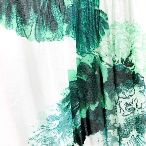 Cleo Asymmetrical Green Floral Blouse - Picture 5 of 12